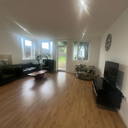 North London A Spacious 7 Bedroom House Accommodating Up To 18 People Complete With Own Gym And Table Tennis Extérieur photo