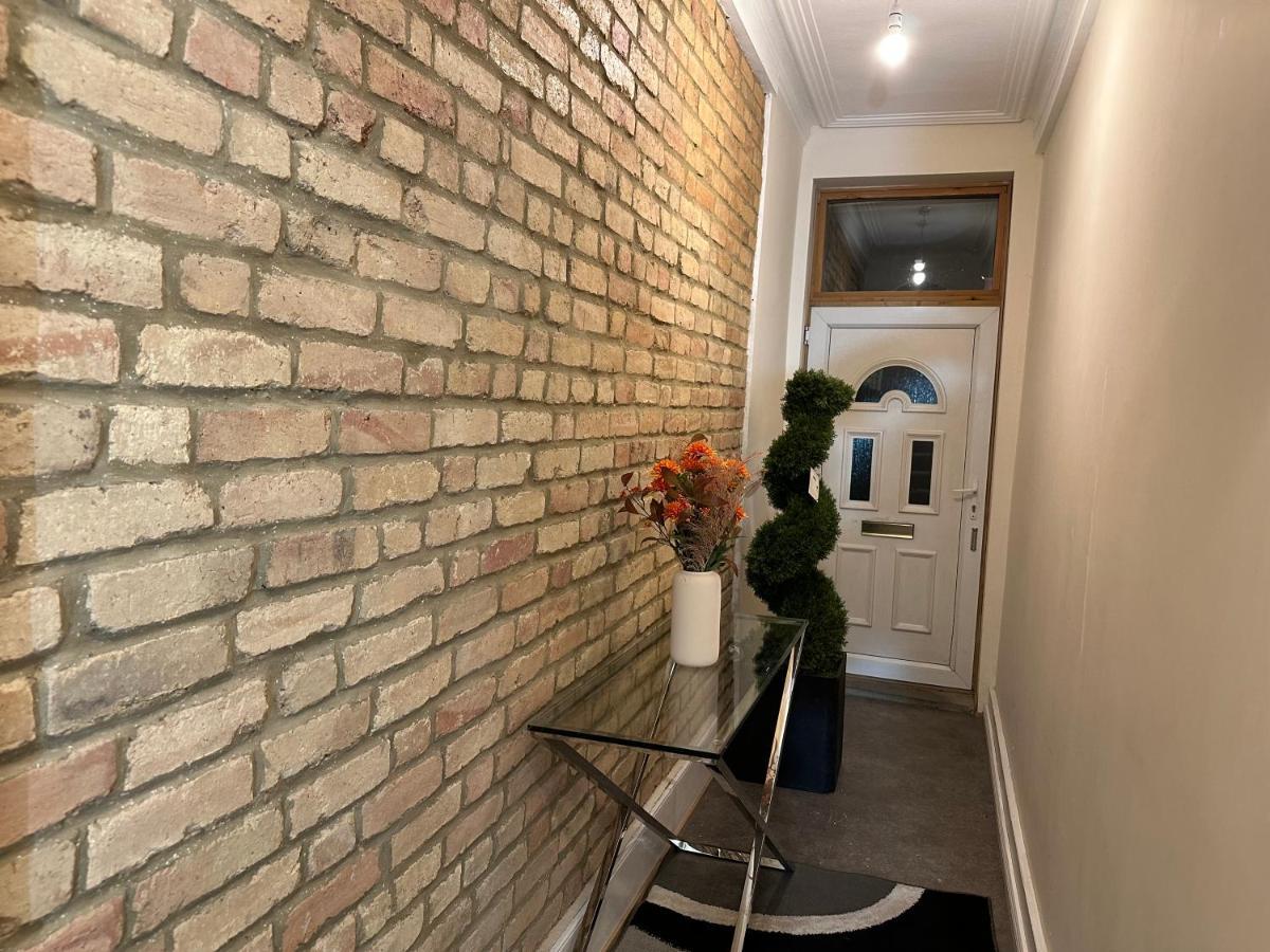 North London A Spacious 7 Bedroom House Accommodating Up To 18 People Complete With Own Gym And Table Tennis Extérieur photo
