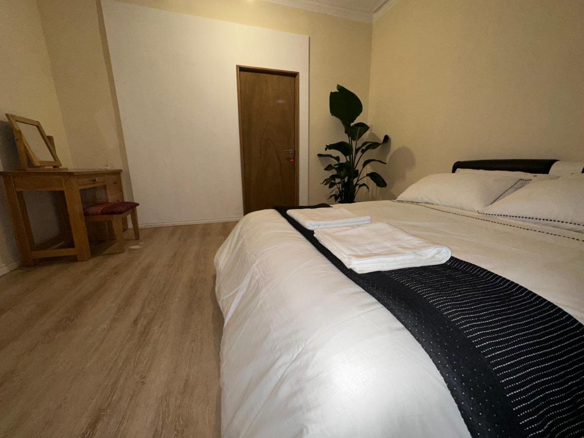 North London A Spacious 7 Bedroom House Accommodating Up To 18 People Complete With Own Gym And Table Tennis Extérieur photo