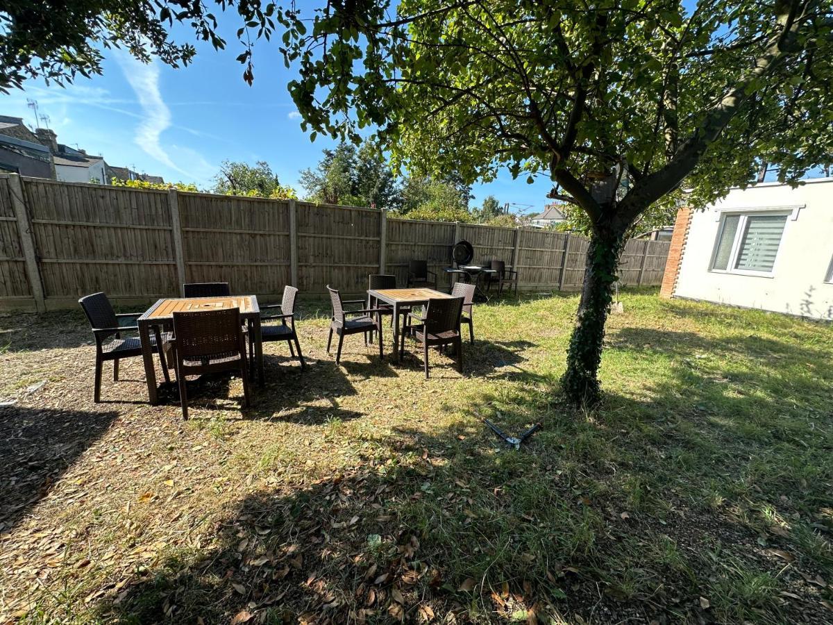 North London A Spacious 7 Bedroom House Accommodating Up To 18 People Complete With Own Gym And Table Tennis Extérieur photo