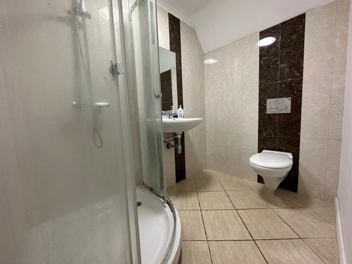 North London A Spacious 7 Bedroom House Accommodating Up To 18 People Complete With Own Gym And Table Tennis Extérieur photo