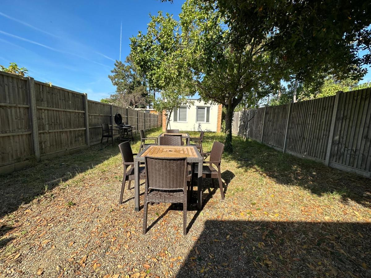 North London A Spacious 7 Bedroom House Accommodating Up To 18 People Complete With Own Gym And Table Tennis Extérieur photo