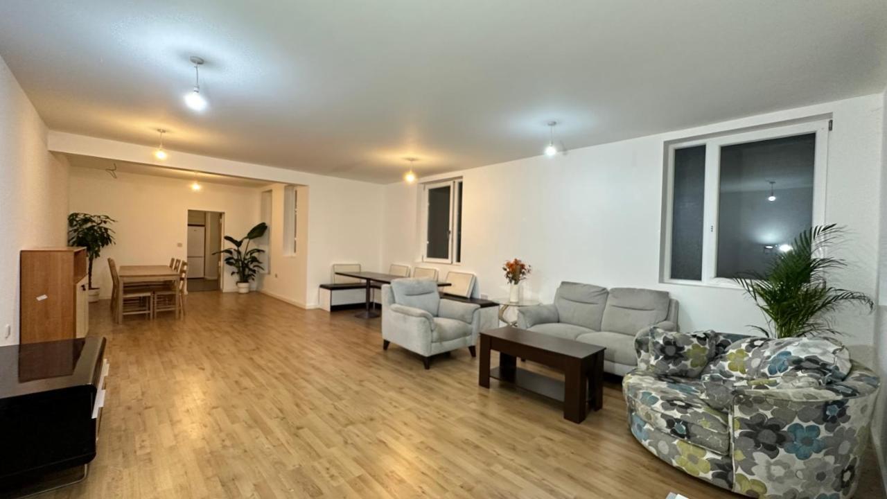 North London A Spacious 7 Bedroom House Accommodating Up To 18 People Complete With Own Gym And Table Tennis Extérieur photo