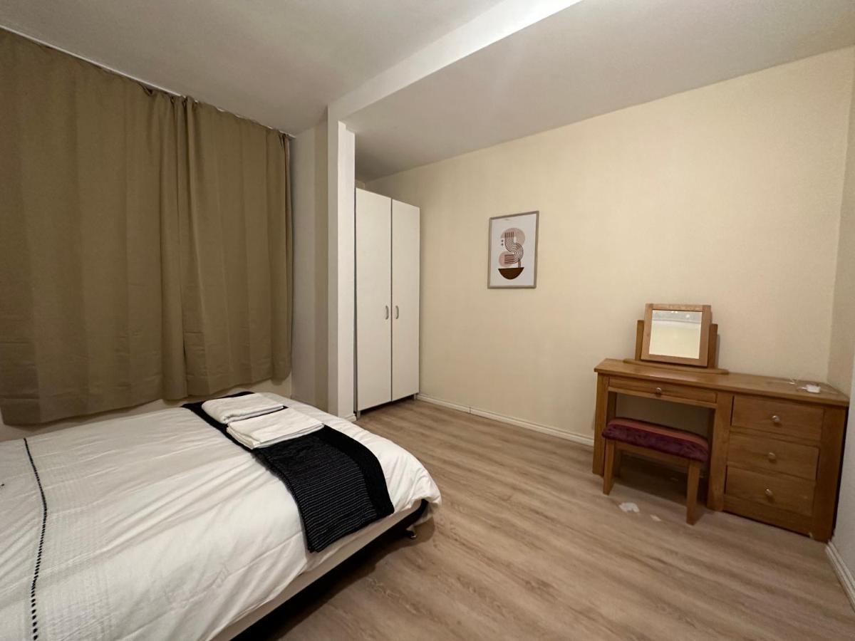 North London A Spacious 7 Bedroom House Accommodating Up To 18 People Complete With Own Gym And Table Tennis Extérieur photo