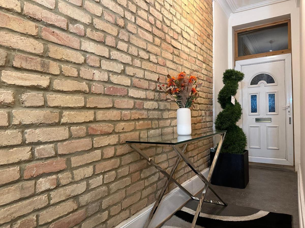 North London A Spacious 7 Bedroom House Accommodating Up To 18 People Complete With Own Gym And Table Tennis Extérieur photo