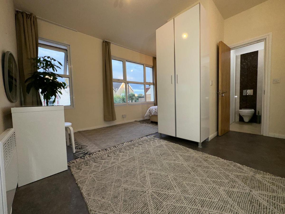 North London A Spacious 7 Bedroom House Accommodating Up To 18 People Complete With Own Gym And Table Tennis Extérieur photo