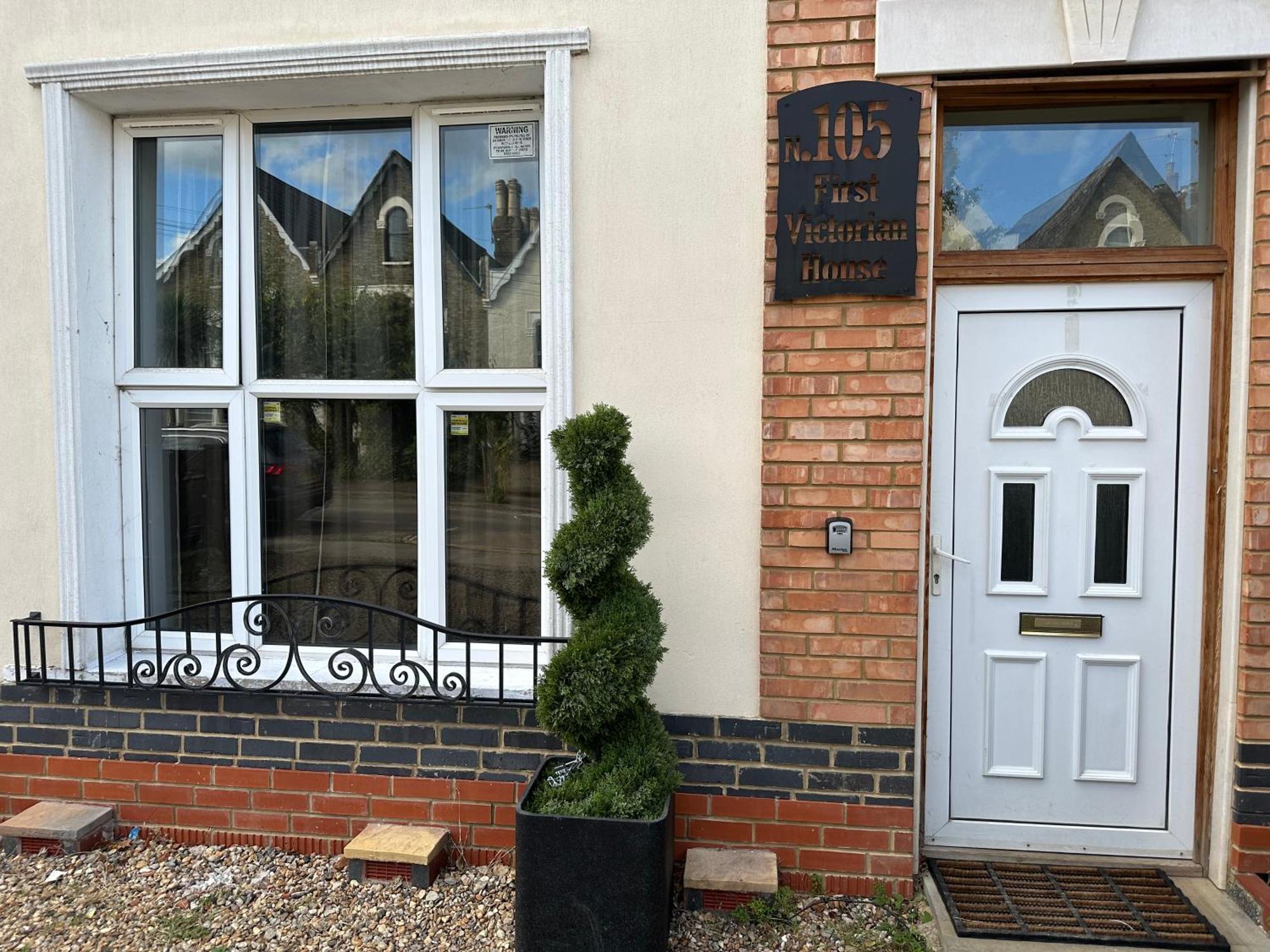 North London A Spacious 7 Bedroom House Accommodating Up To 18 People Complete With Own Gym And Table Tennis Extérieur photo
