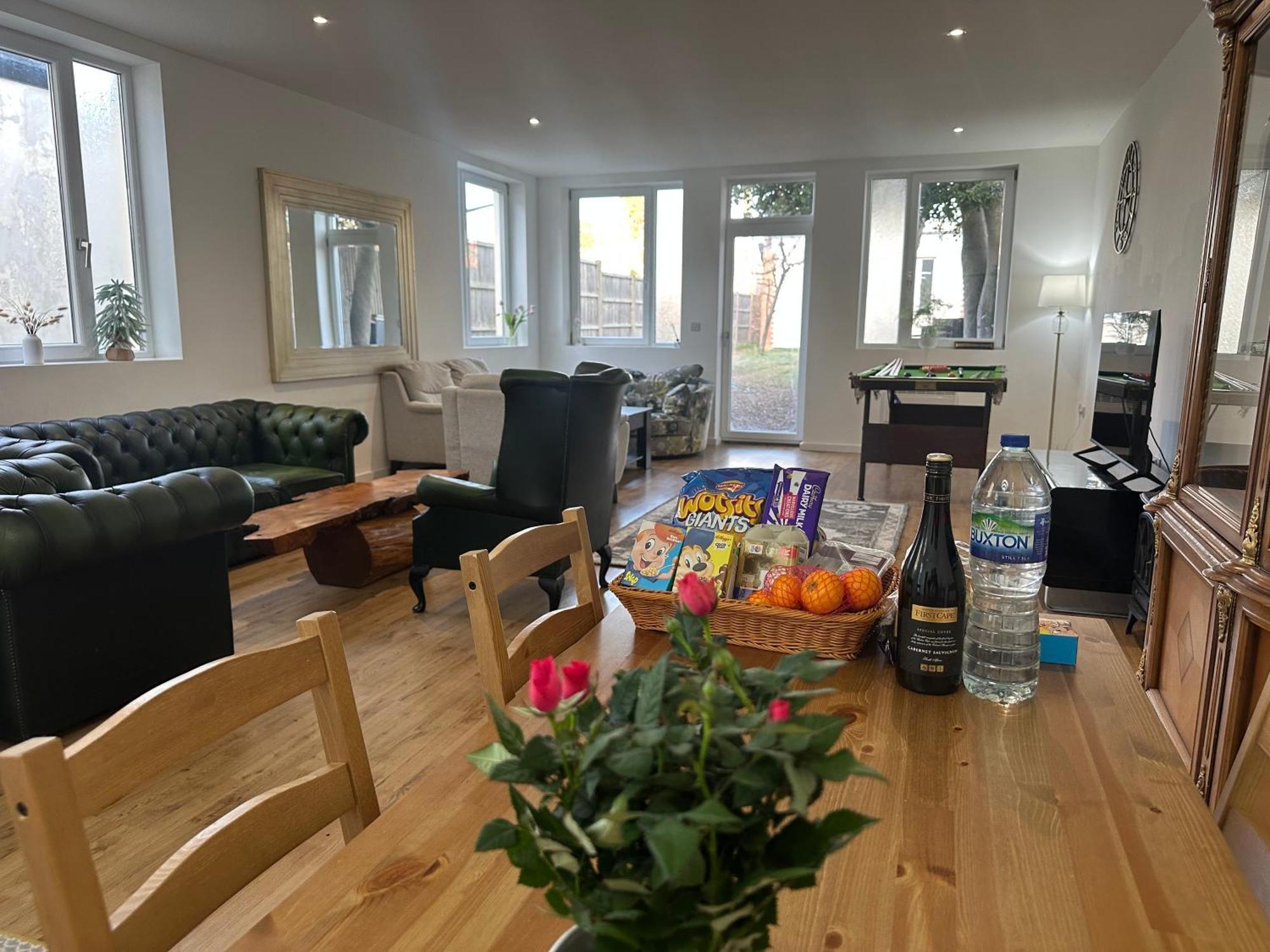 North London A Spacious 7 Bedroom House Accommodating Up To 18 People Complete With Own Gym And Table Tennis Extérieur photo